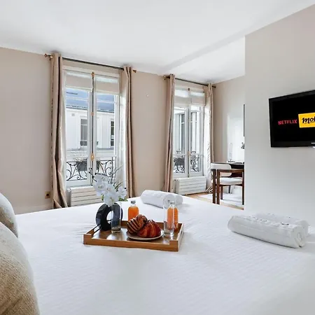Luxury Three-bedroom Near Parc Monceau 8th Appartement Parijs